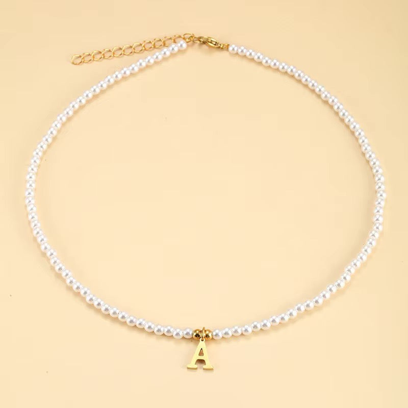 Elegant Gold Accented Pearl Letter Initiële ketting