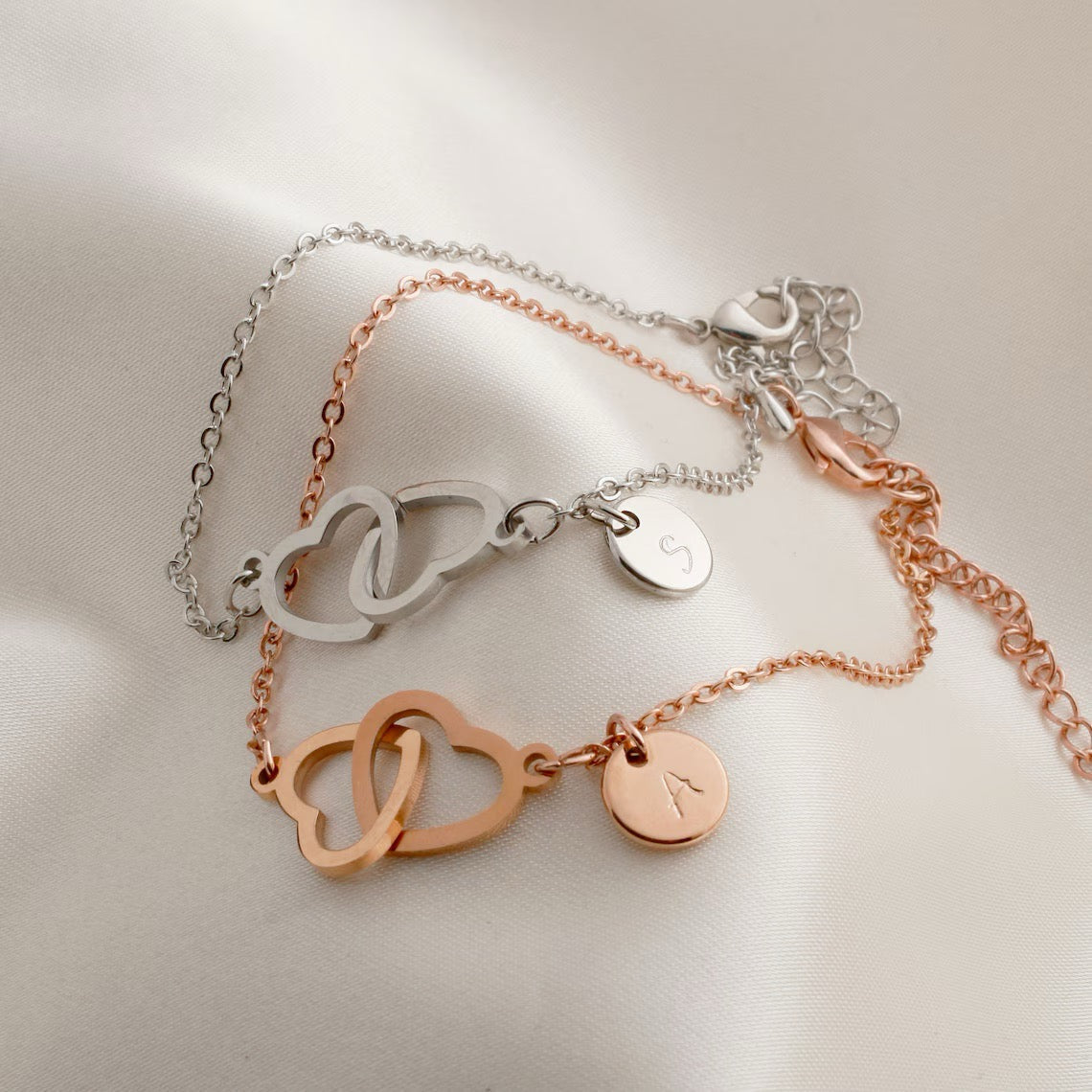 Pulsera inicial y collar de la letra de los corazones de amor entrelazados