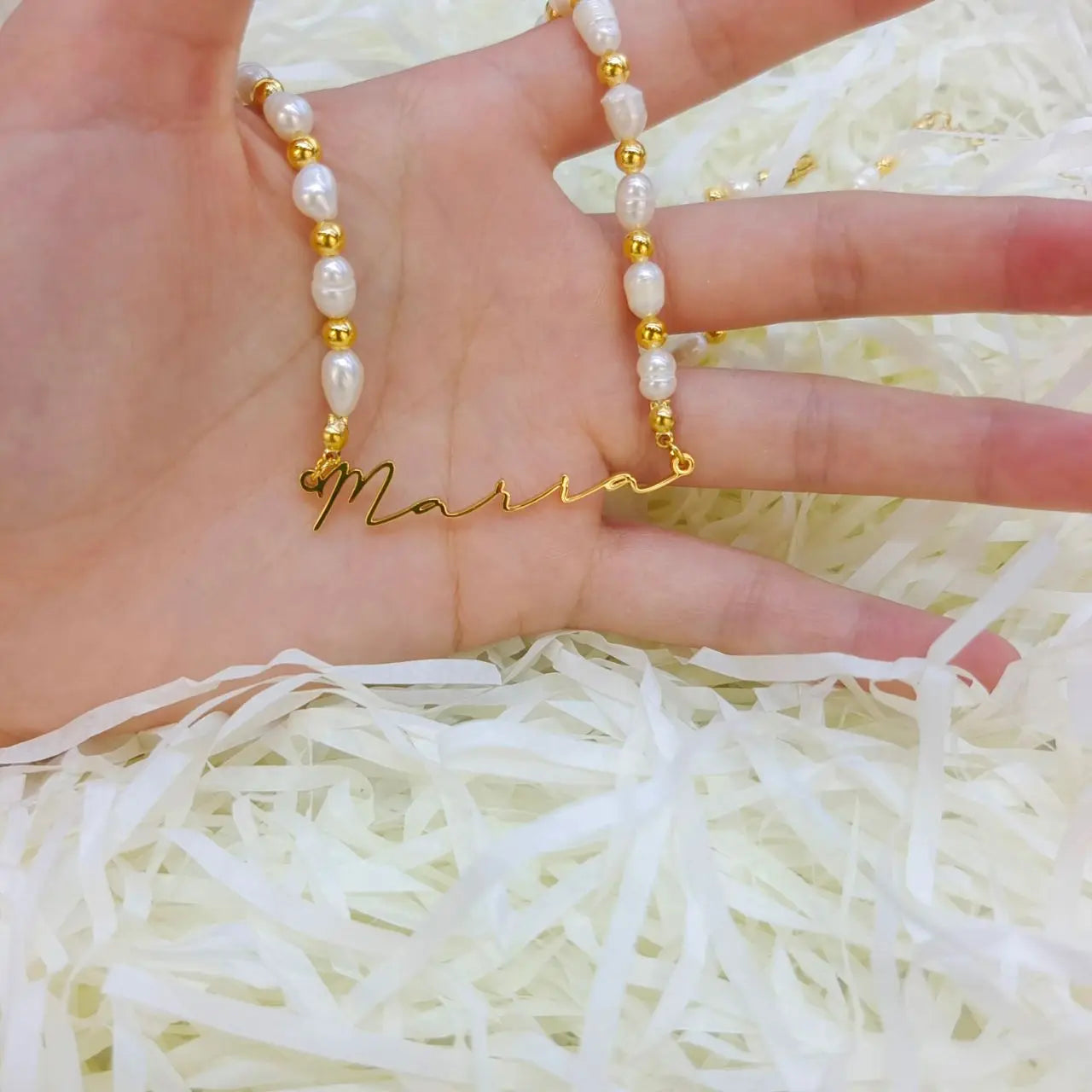 Collar personalizado de perlas y nombre acentuado