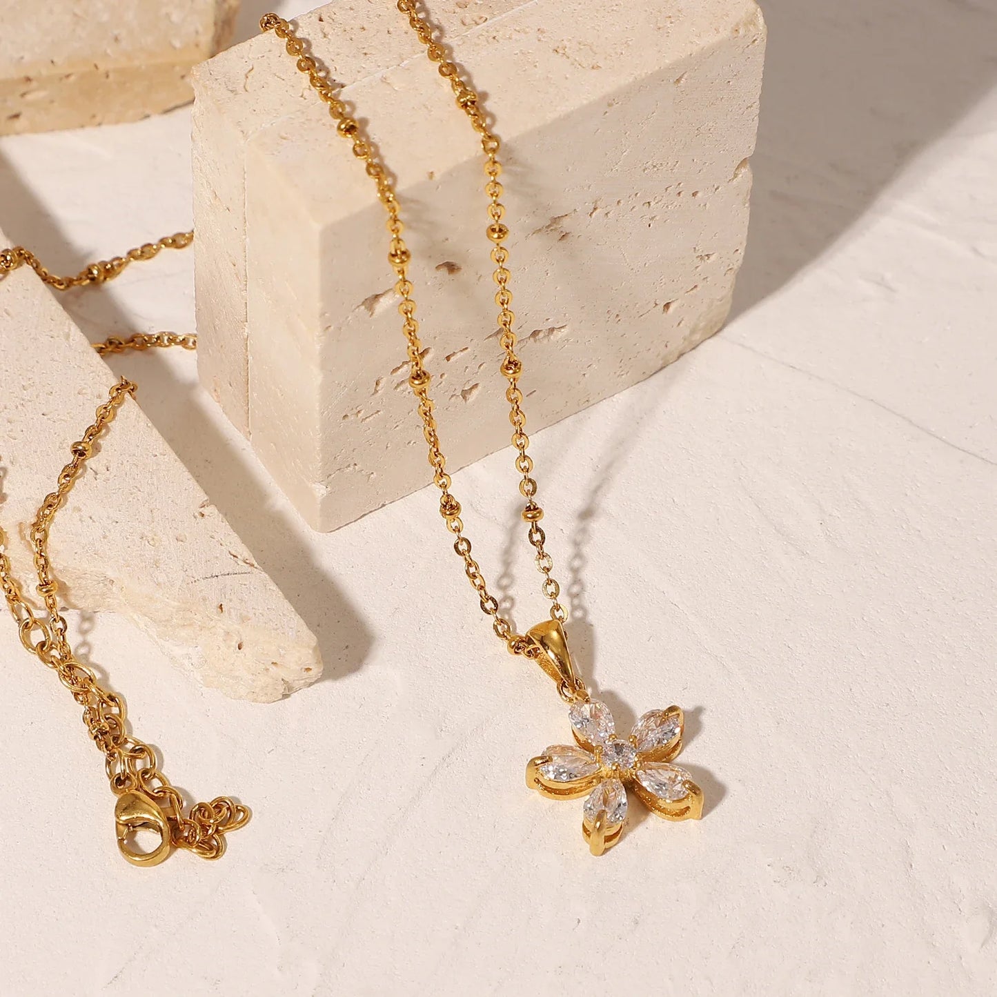 18K Diamond Fünf Blütenblumenkette