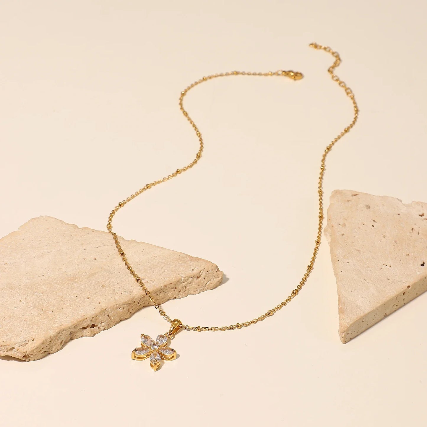 18K Diamond Fünf Blütenblumenkette