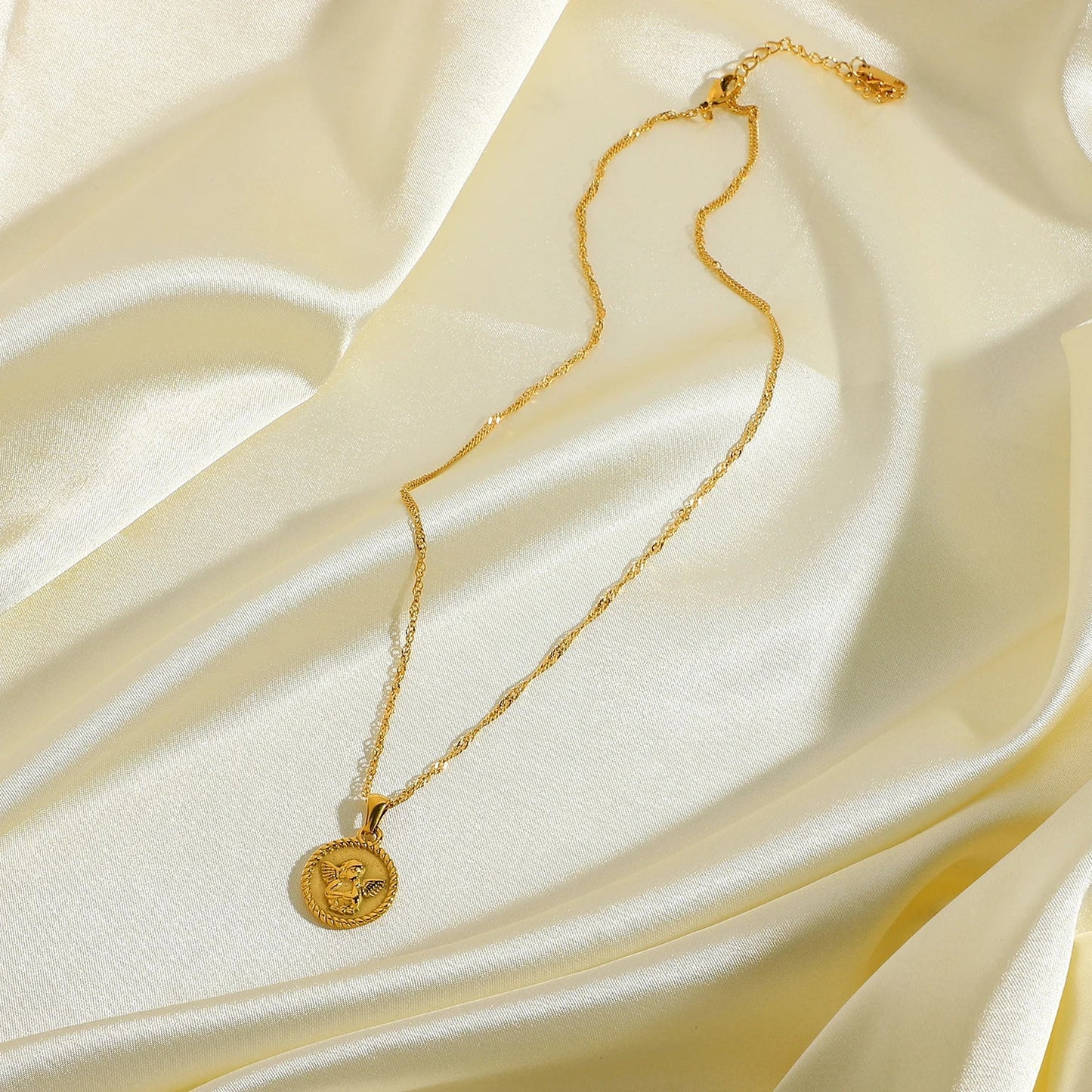 18k Zierstrukturierte Engelsanhänger Halskette