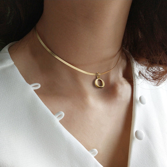 Minimaler Serifenbrief anfänglicher Fischgrätenkette