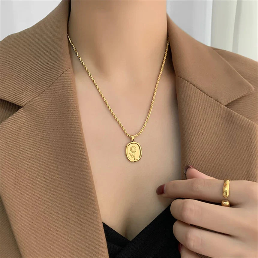 Collar de cadena de cuerda de colgante floral femenino