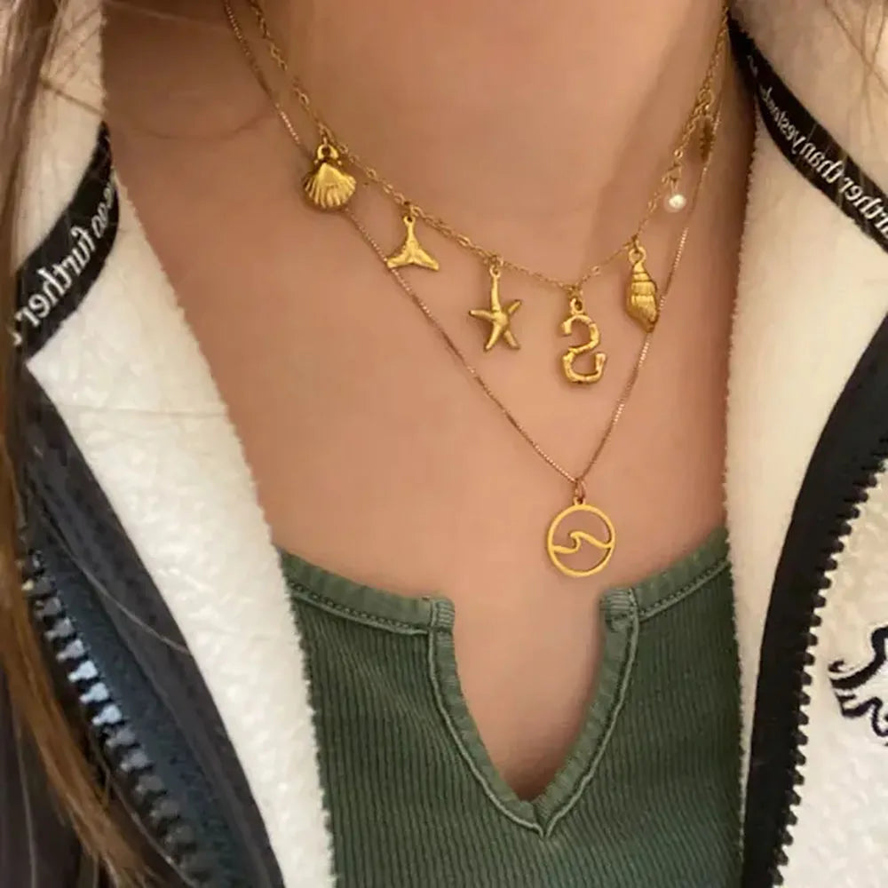 Personalisierte Sommerseeschalenbrief anfängliche Halskette