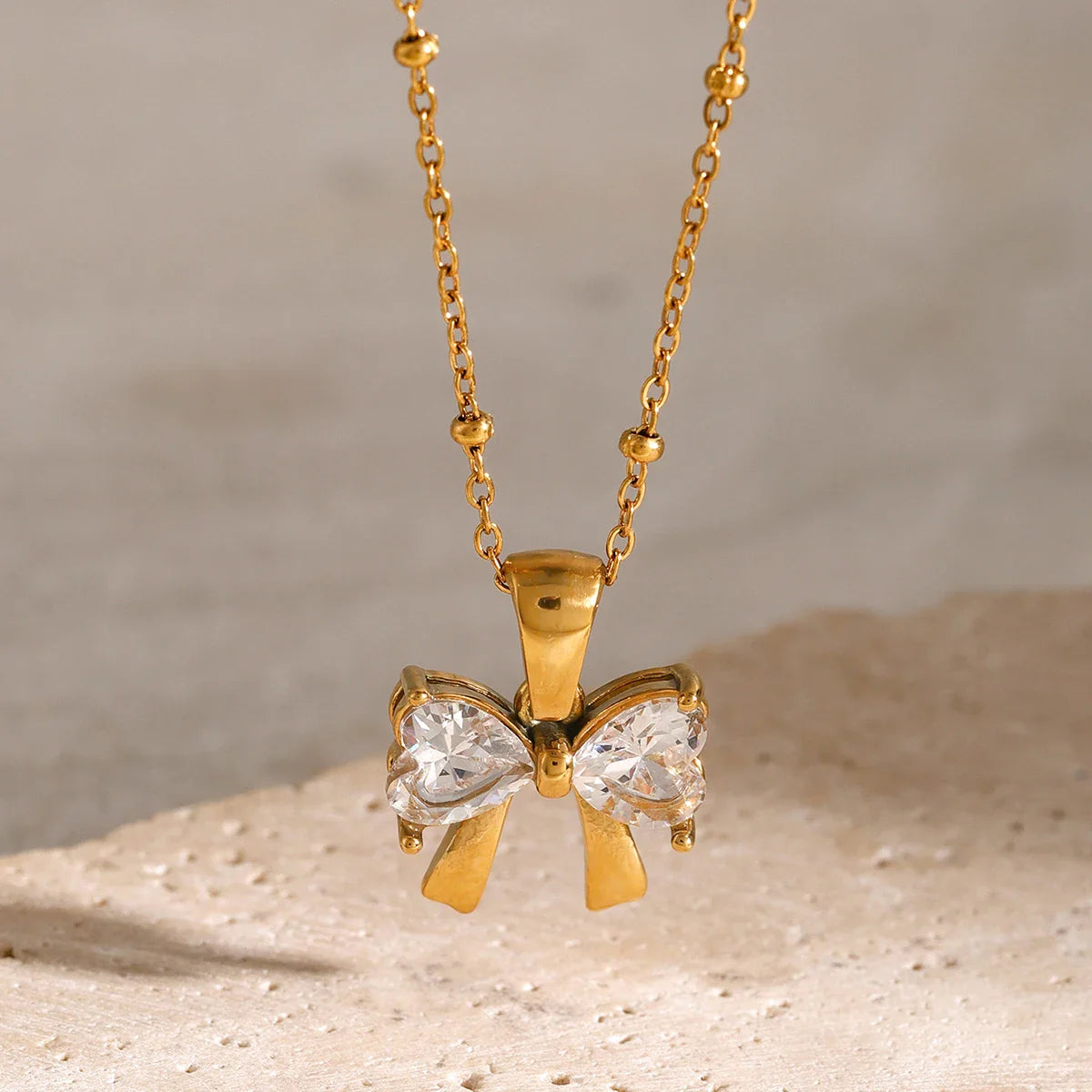 Collar de arco de diamante femenino delicado