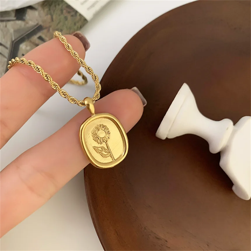 Collar de cadena de cuerda de colgante floral femenino