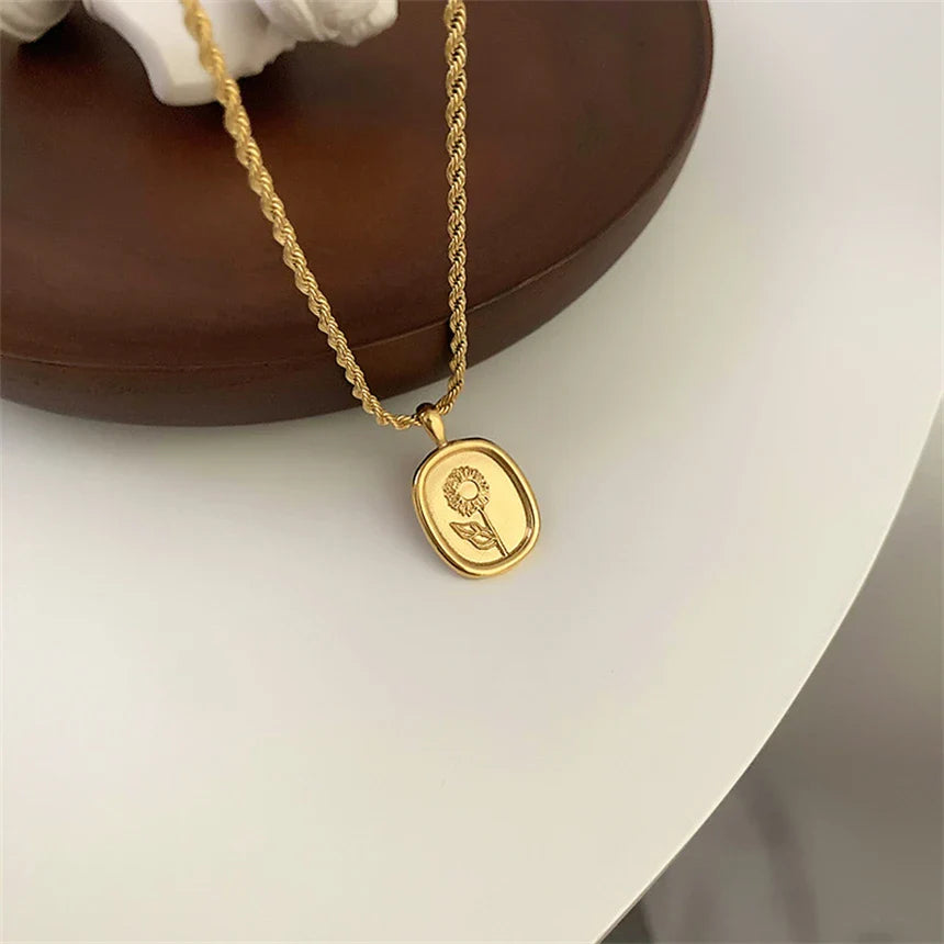 Collar de cadena de cuerda de colgante floral femenino