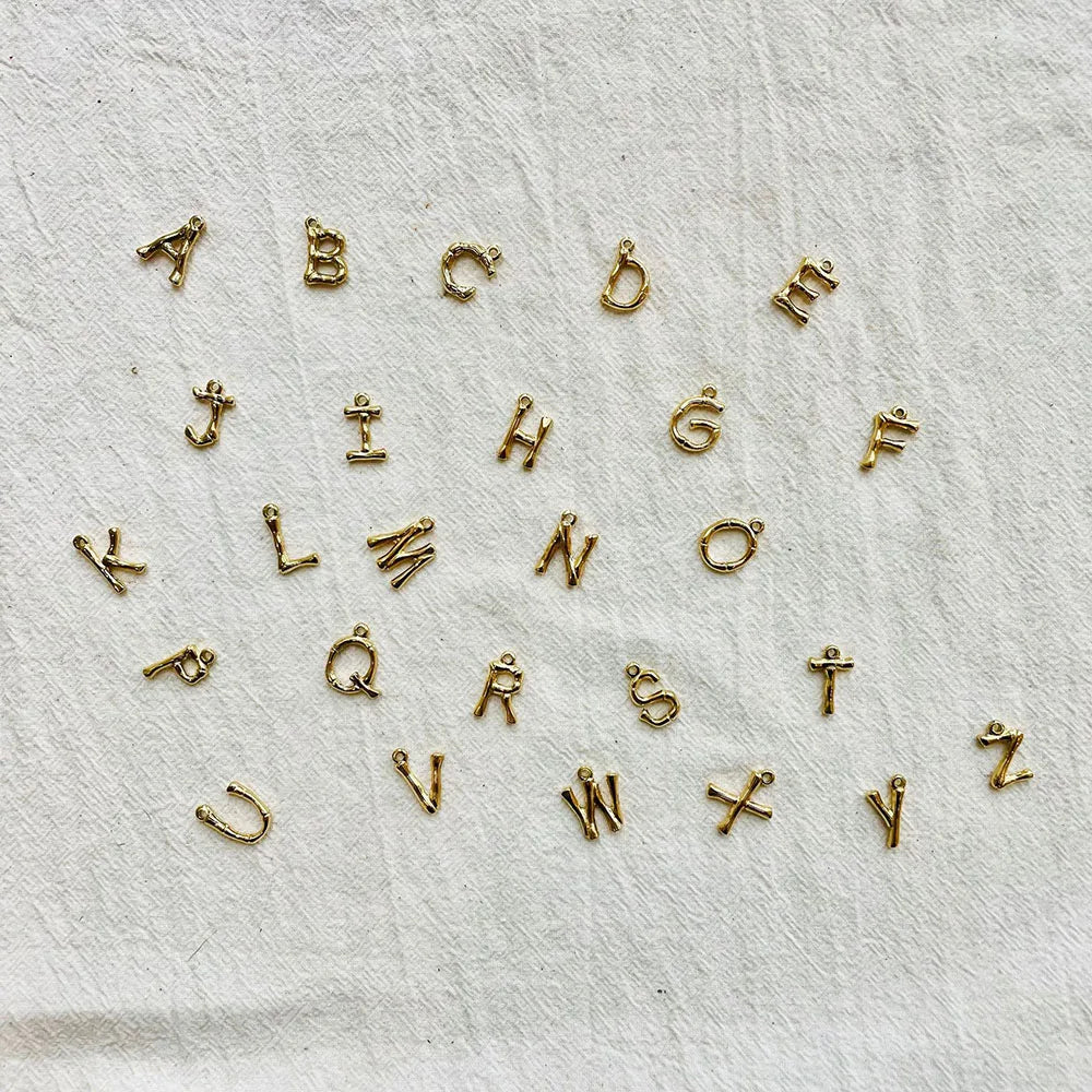 Personalisierte Sommerseeschalenbrief anfängliche Halskette