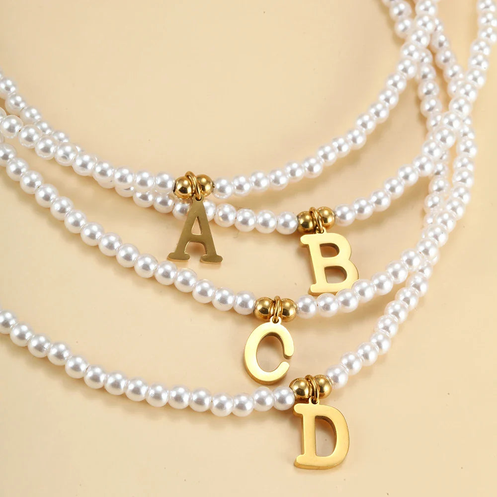Elegant Gold Accented Pearl Letter Initiële ketting