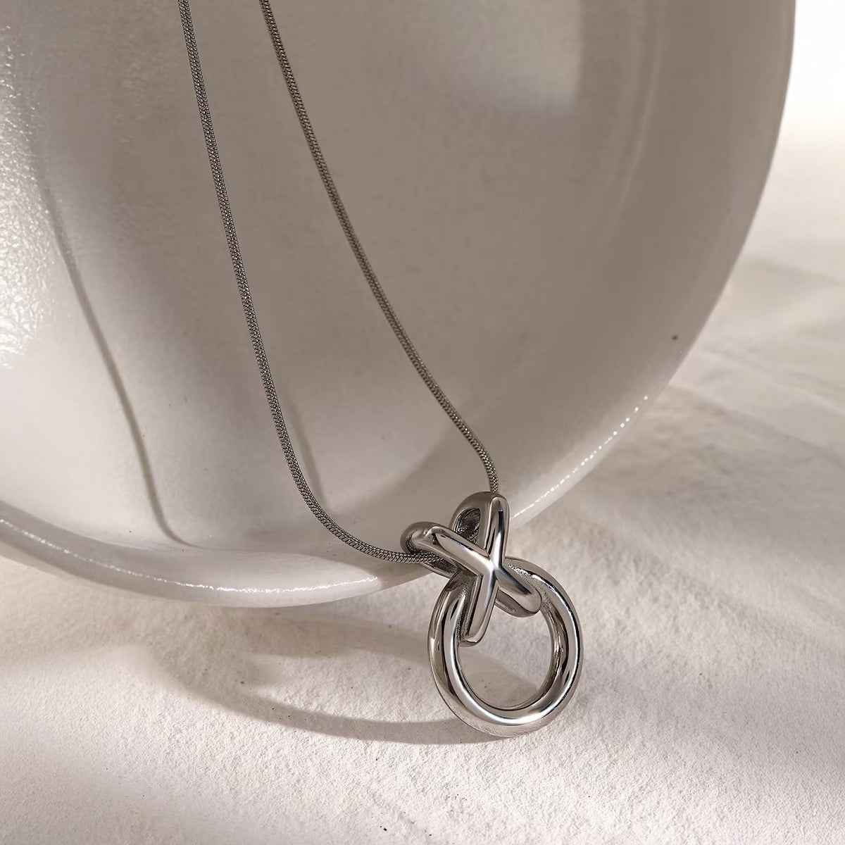 Elegante Xo -Interlaced -Halskette