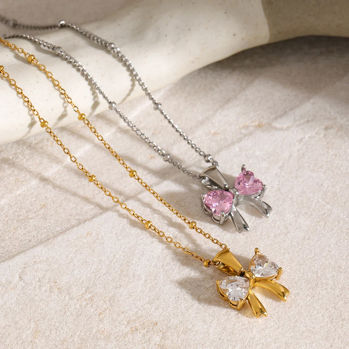 Collar de arco de diamante femenino delicado