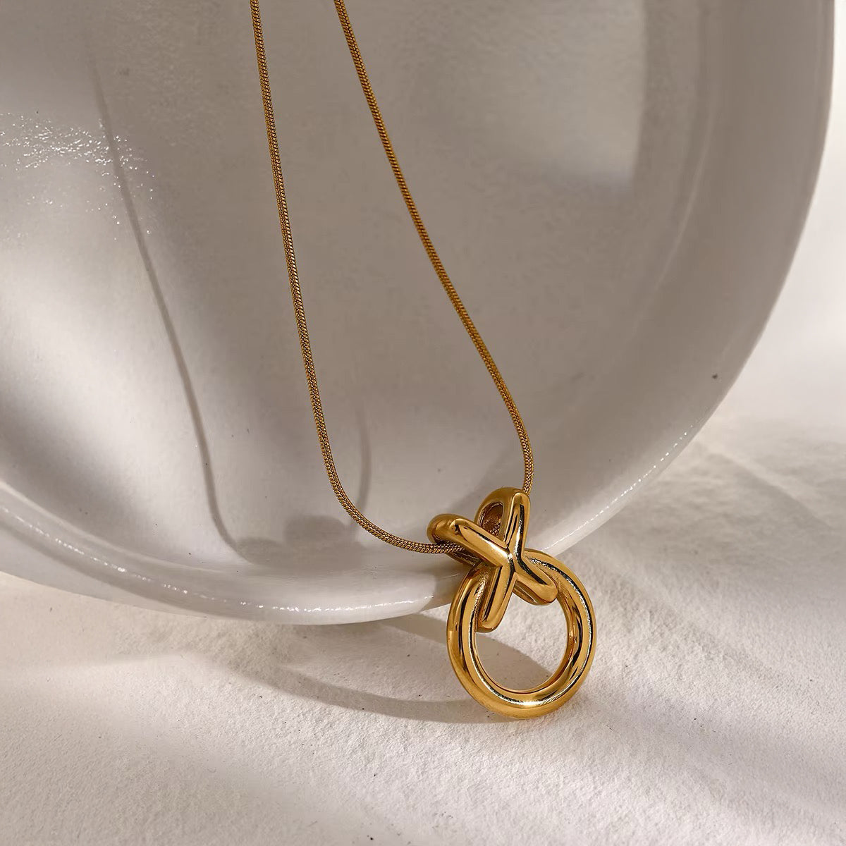 Elegante Xo -Interlaced -Halskette