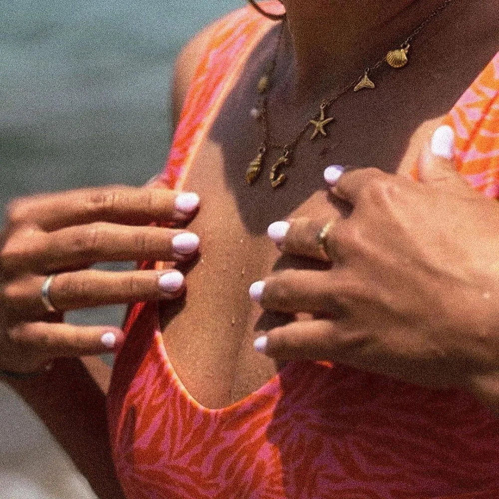 Personalisierte Sommerseeschalenbrief anfängliche Halskette