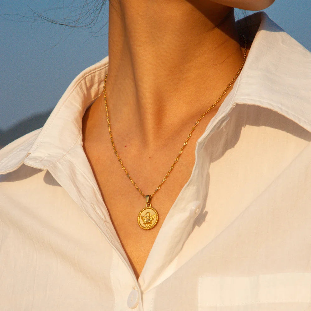 18k Zierstrukturierte Engelsanhänger Halskette