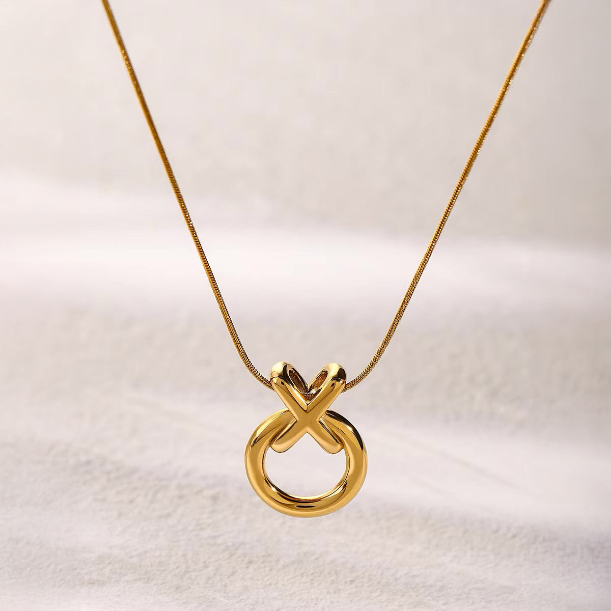 Elegante Xo -Interlaced -Halskette