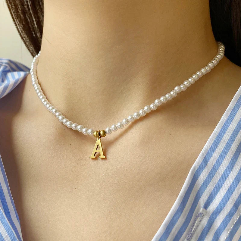 Elegant Gold Accented Pearl Letter Initiële ketting