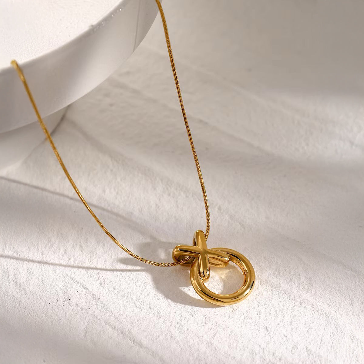 Elegante Xo -Interlaced -Halskette