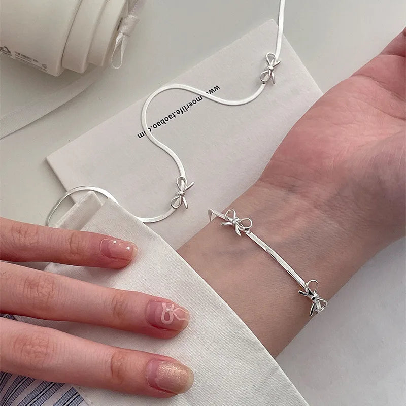 Collar y brazalete femenino de espiral de arco