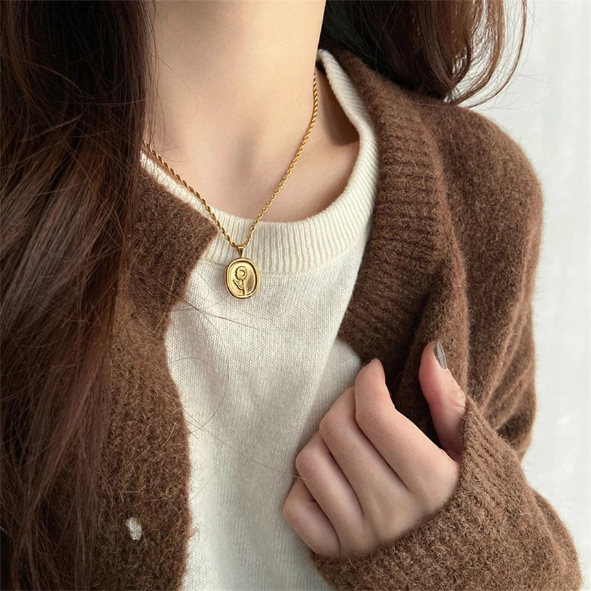 Collar de cadena de cuerda de colgante floral femenino