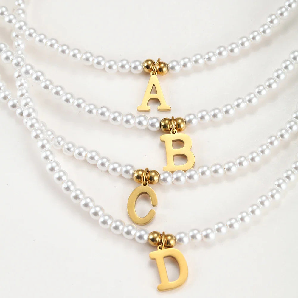Elegant Gold Accented Pearl Letter Initiële ketting