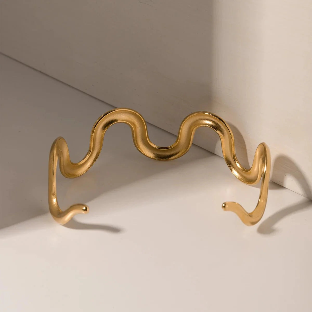 Gold Wavy Statement Bracelet and Necklace - Veinci