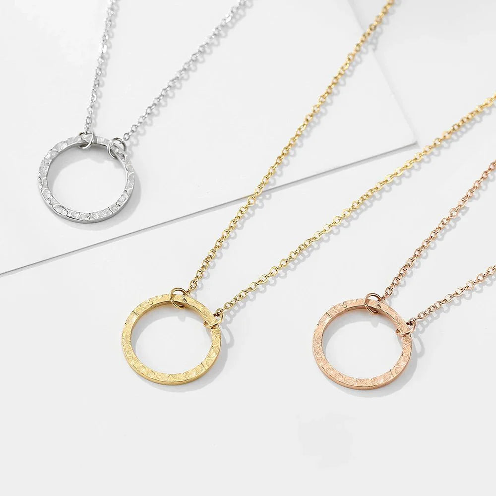Minimal Textured Circle Necklace - Veinci
