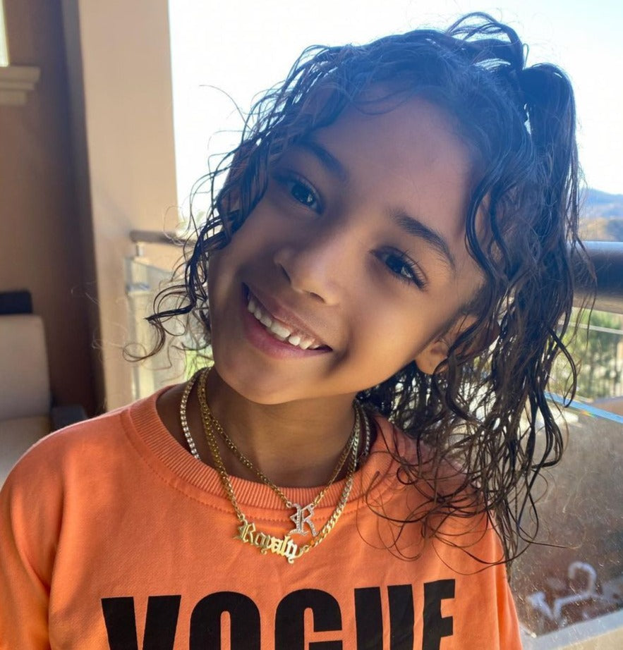 Collar inicial gótico de doble chapado para niños