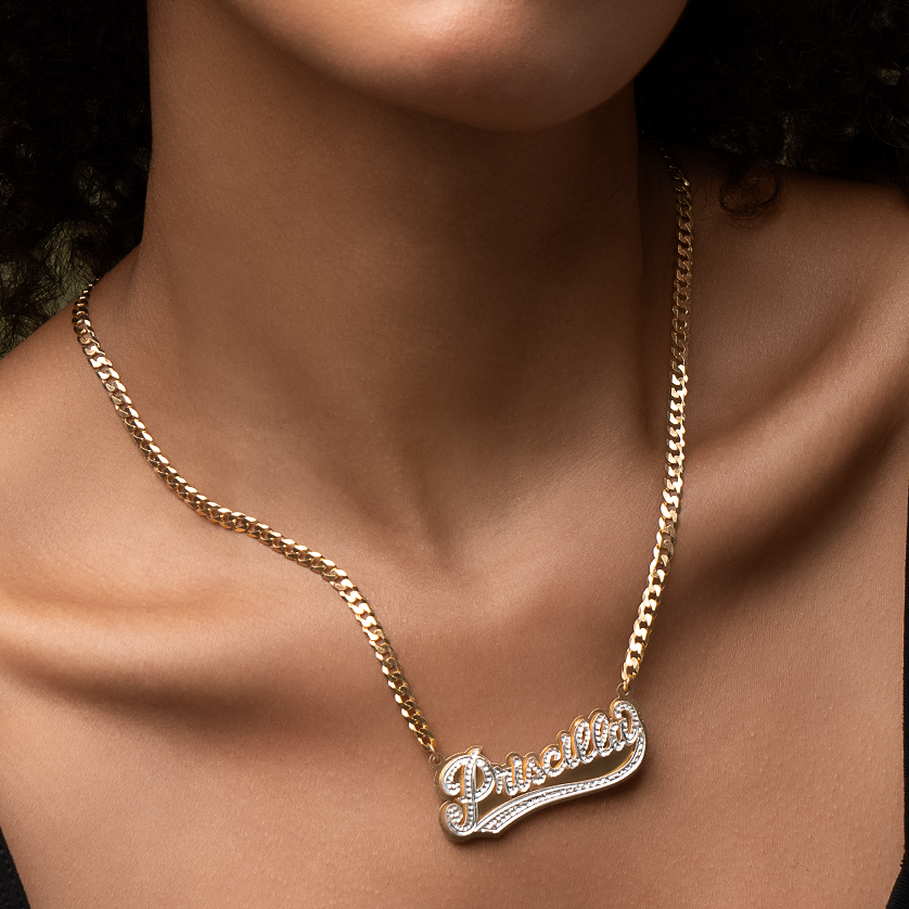 Collar de nombre universitario chapado en el niño