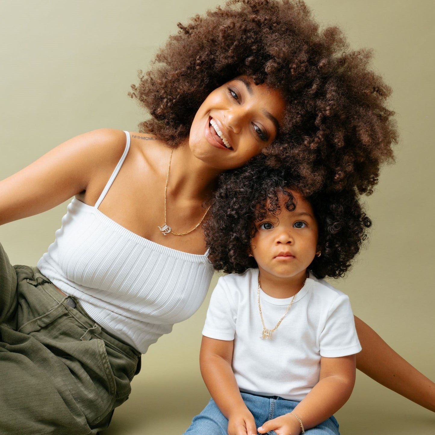 Collar inicial gótico de doble chapado para niños