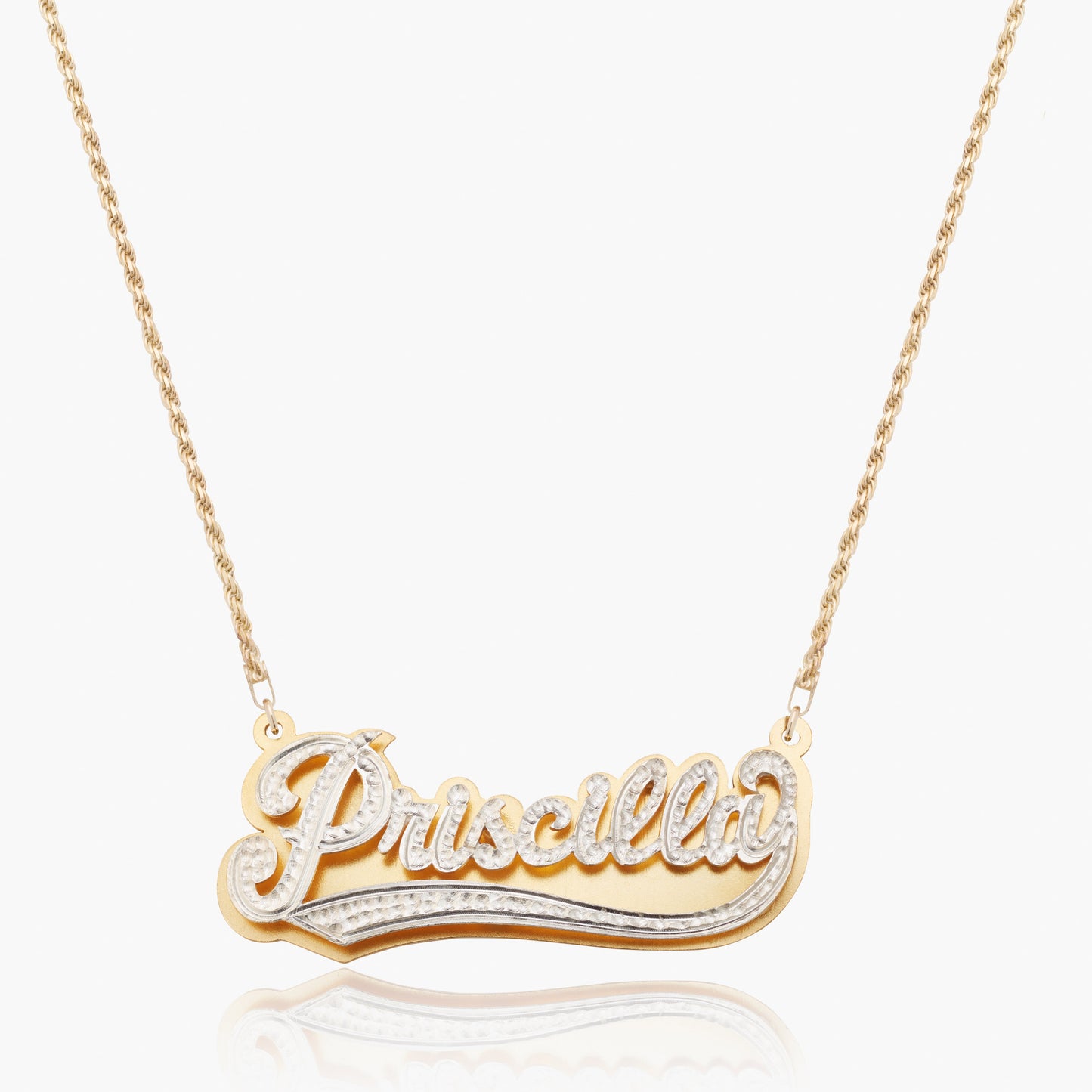 Collar de nombre universitario chapado en el niño