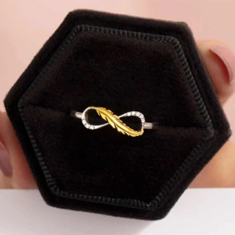 Elegante Infinity Leaf Ring