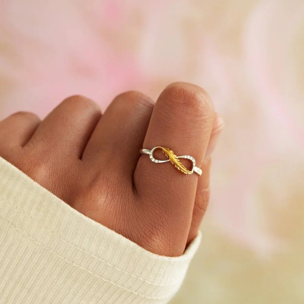 Elegante Infinity Leaf Ring