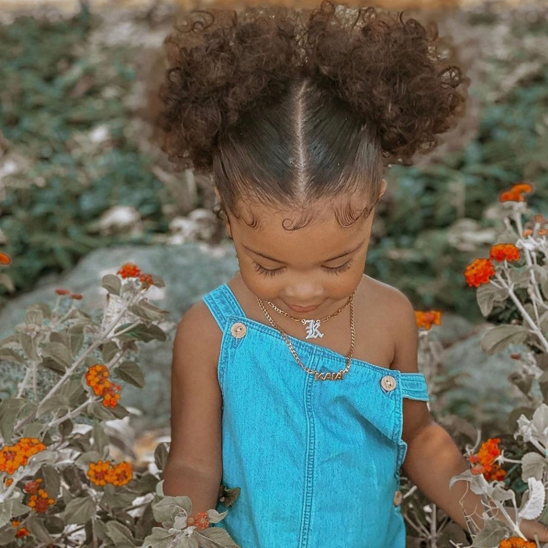 Collar inicial gótico de doble chapado para niños